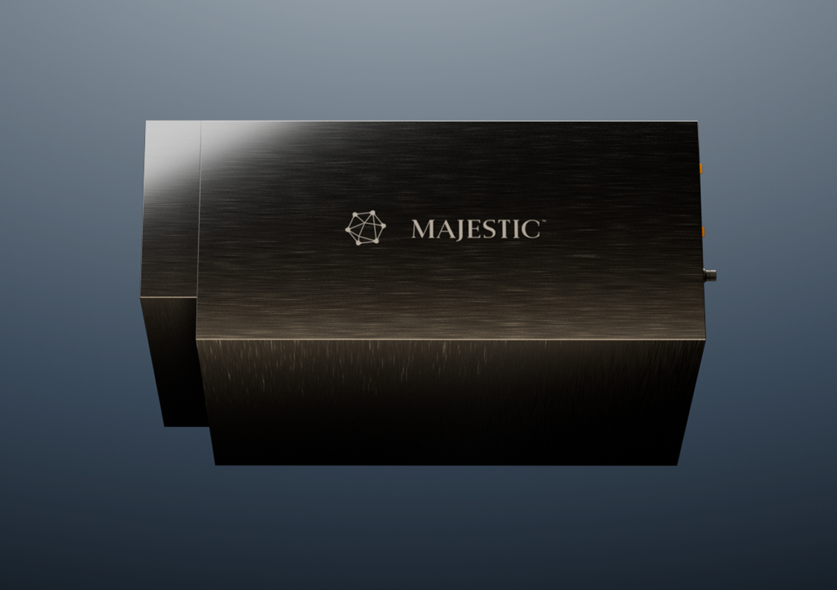 Фото устройства с логотипом Majestic.