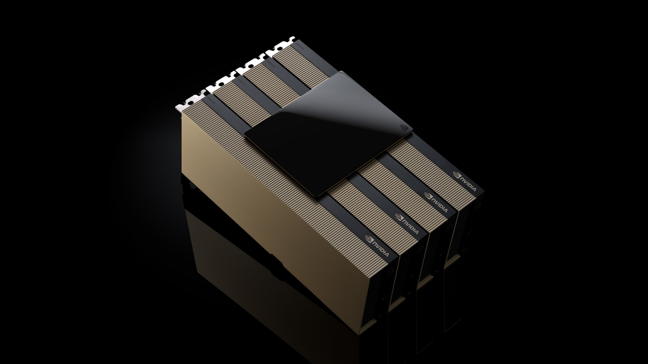Четыре ускорителя NVIDIA H200 NVL в связке через мосты NVLink. Видны массивные золотистые радиаторы пассивного охлаждения и черная декоративная панель сверху.