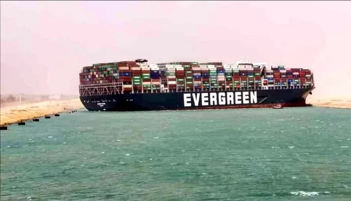 Фото контейнеровоза Evergreen, застрявшего в Суэцком канале.