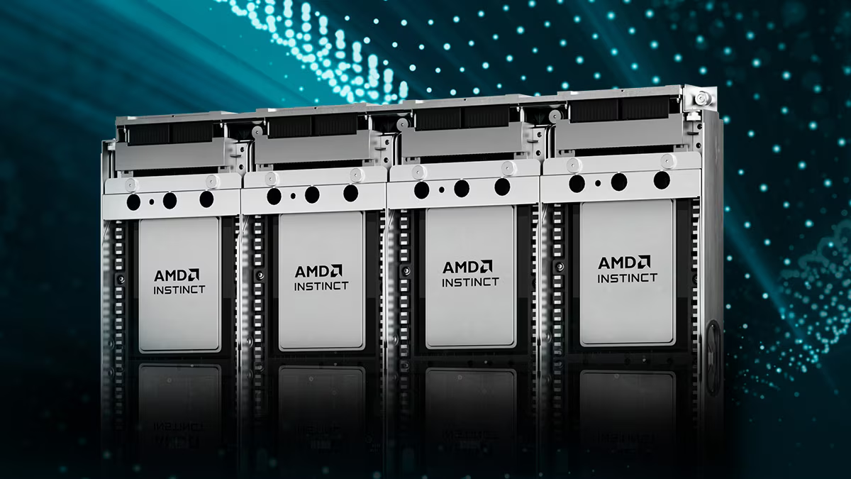 Четыре серверных модуля AMD Instinct в составе единого узла на фоне темно-зеленой абстрактной графики.