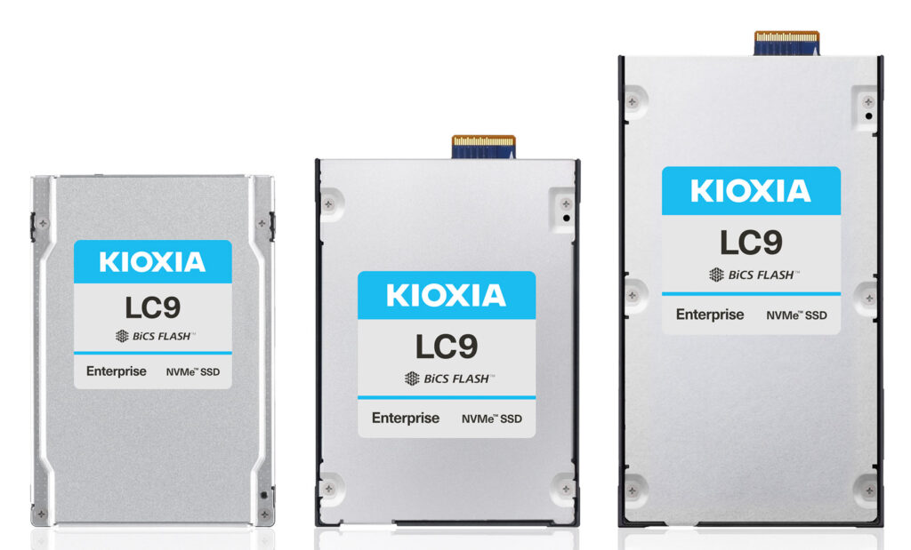 Сравнение размеров твердотельных накопителей Kioxia LC9 Enterprise NVMe SSD. Три диска в металлических корпусах с фирменной бело-голубой наклейкой Kioxia расположены в ряд, демонстрируя эволюцию форм-факторов от классического 2.5-дюймового до новых стандартов EDSFF (E3.S и E3.L) с верхним интерфейсным разъемом.