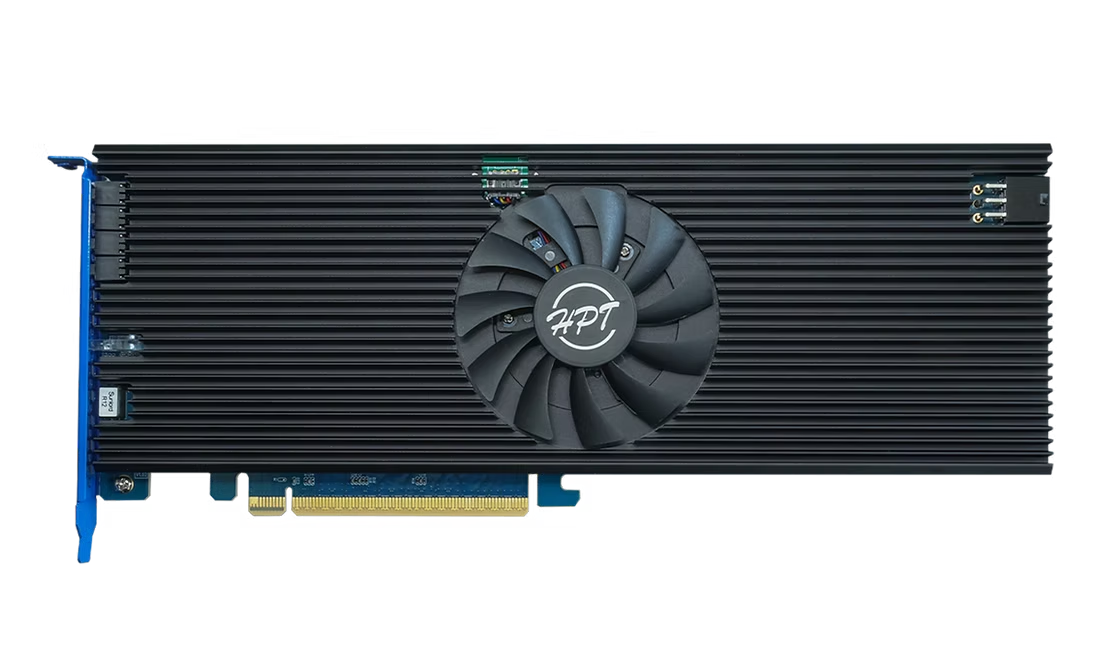 Плата расширения HighPoint Rocket 1608A PCIe 5.0 x16 для восьми NVMe M.2 SSD-накопителей, выполненная в полноразмерном черном корпусе с массивным ребристым радиатором охлаждения, центральным круглым вентилятором с логотипом HPT и синей монтажной планкой, расположенная на белом фоне.
