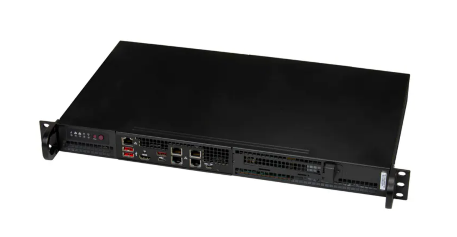 Тонкий стоечный сервер Supermicro высотой 1U в черном металлическом корпусе с монтажными креплениями (ушками) по бокам, демонстрирующий переднюю панель с сетевыми портами RJ-45, разъемами USB и вентиляционной решеткой, расположенный на белом фоне.