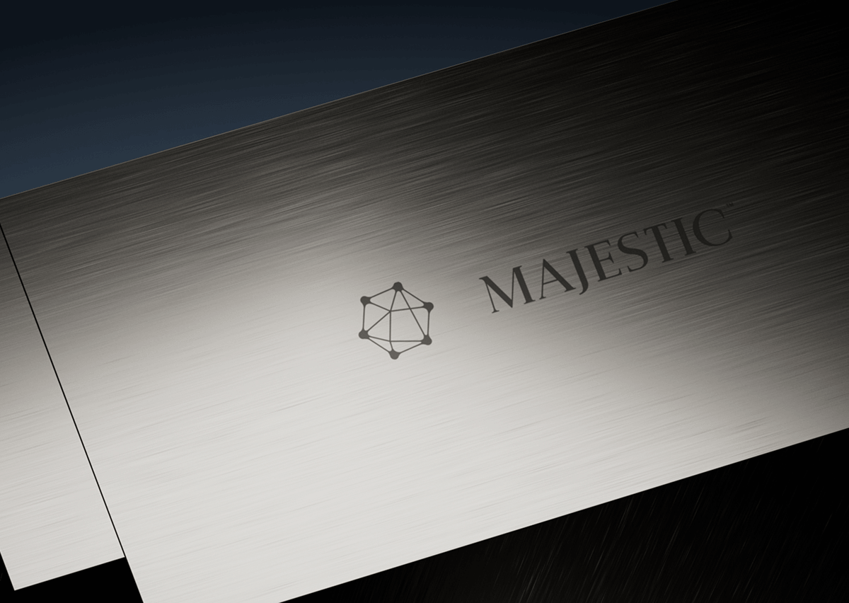 Фото устройства с логотипом Majestic.