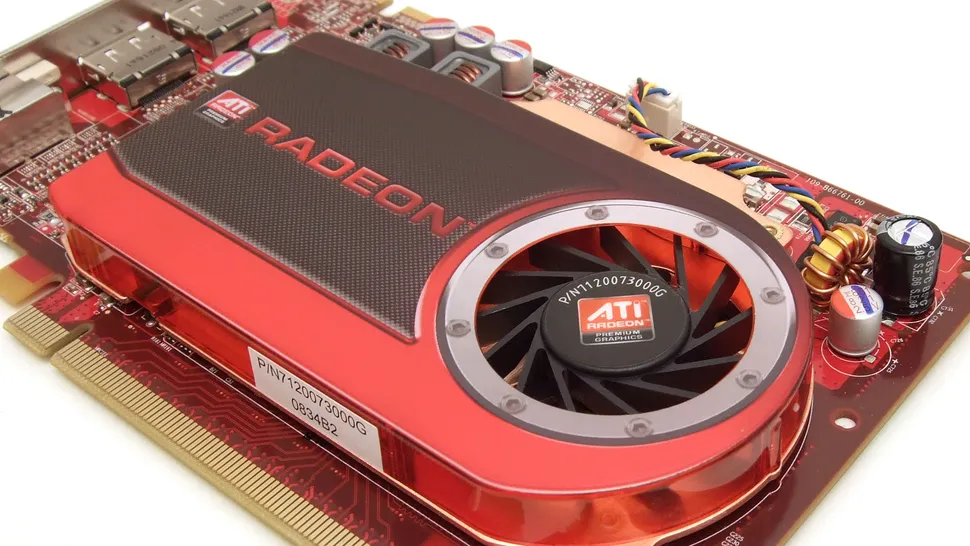 Видеокарта ATI Radeon с красным кожухом и вентилятором в профиль