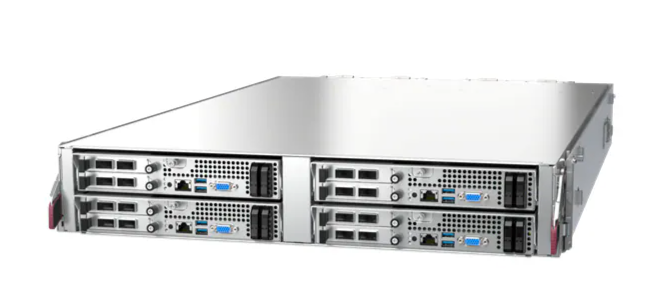 Вид сзади на многоузловой стоечный сервер Supermicro высотой 2U с четырьмя съемными серверными узлами, портами ввода-вывода и вентиляционными решетками