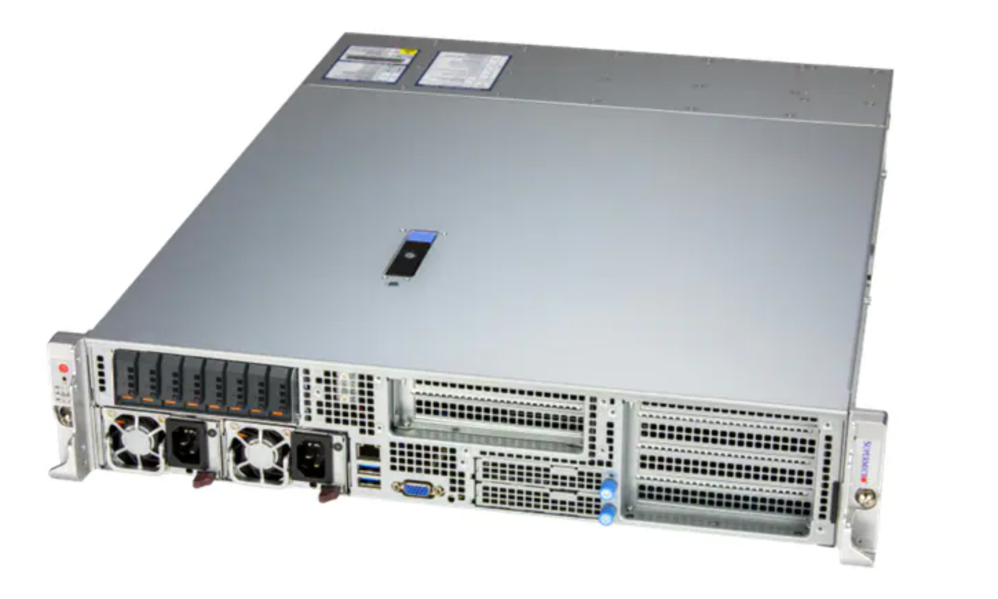 Вид сзади на стоечный сервер Supermicro ARS-212HE-FNR высотой 2U под углом, демонстрирующий два блока питания, слоты расширения PCIe и порты подключени