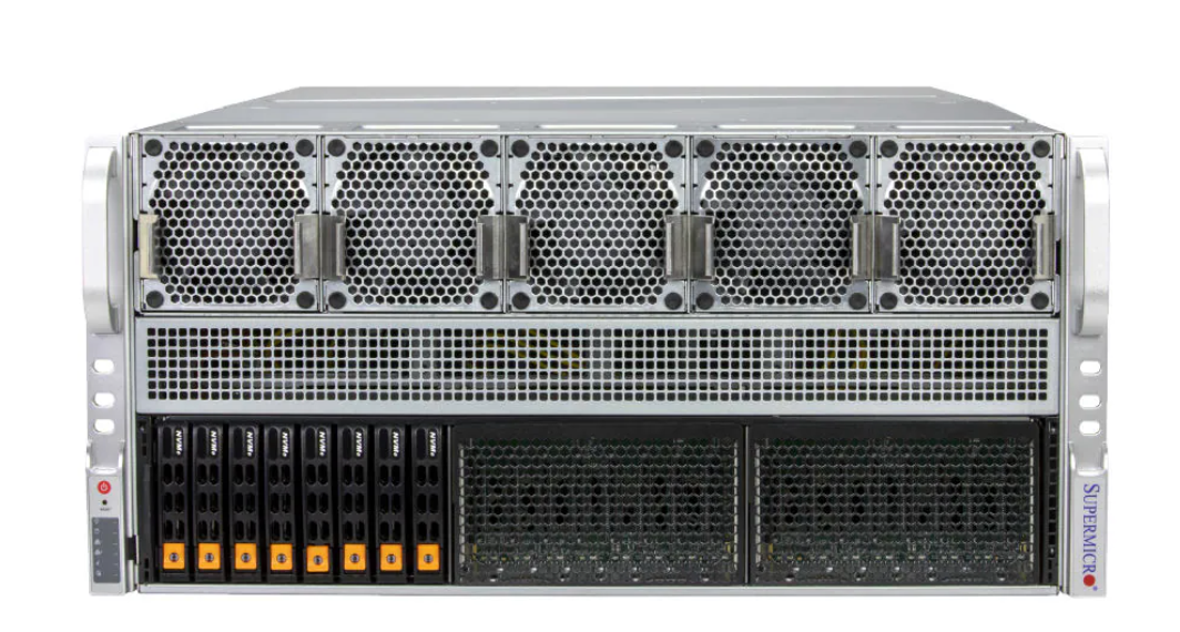 Вид спереди на стоечный сервер Supermicro высотой 4U с пятью крупными вентиляторами охлаждения в верхней части, отсеками для NVMe-накопителей и решетками радиаторов