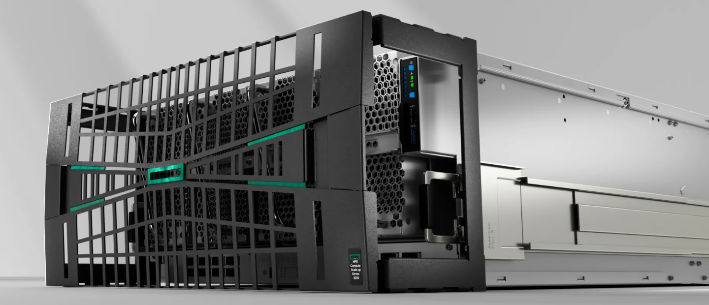 Масштабируемый сервер HPE Compute Scale-up Server 3250 с установленной декоративной защитной панелью (bezel), вид в три четверти