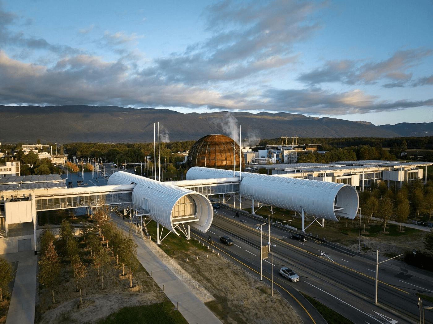 Современный архитектурный комплекс научно-просветительского центра CERN Science Gateway в Женеве с футуристичными белыми павильонами-трубами