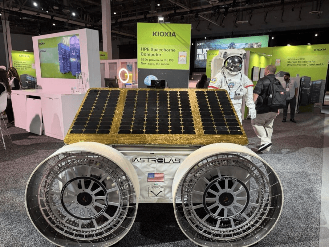 Макет лунохода Astrolab на выставочном стенде Kioxia на выставке HPE Discover 2026.