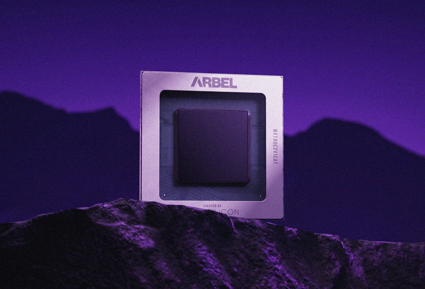 Квадратный кремниевый чип Arbel от NextSilicon в металлическом корпусе, установленный вертикально на вершине темного скалистого камня. Изображение выполнено в контрастных фиолетовых тонах на фоне силуэтов гор под сумеречным небом.
