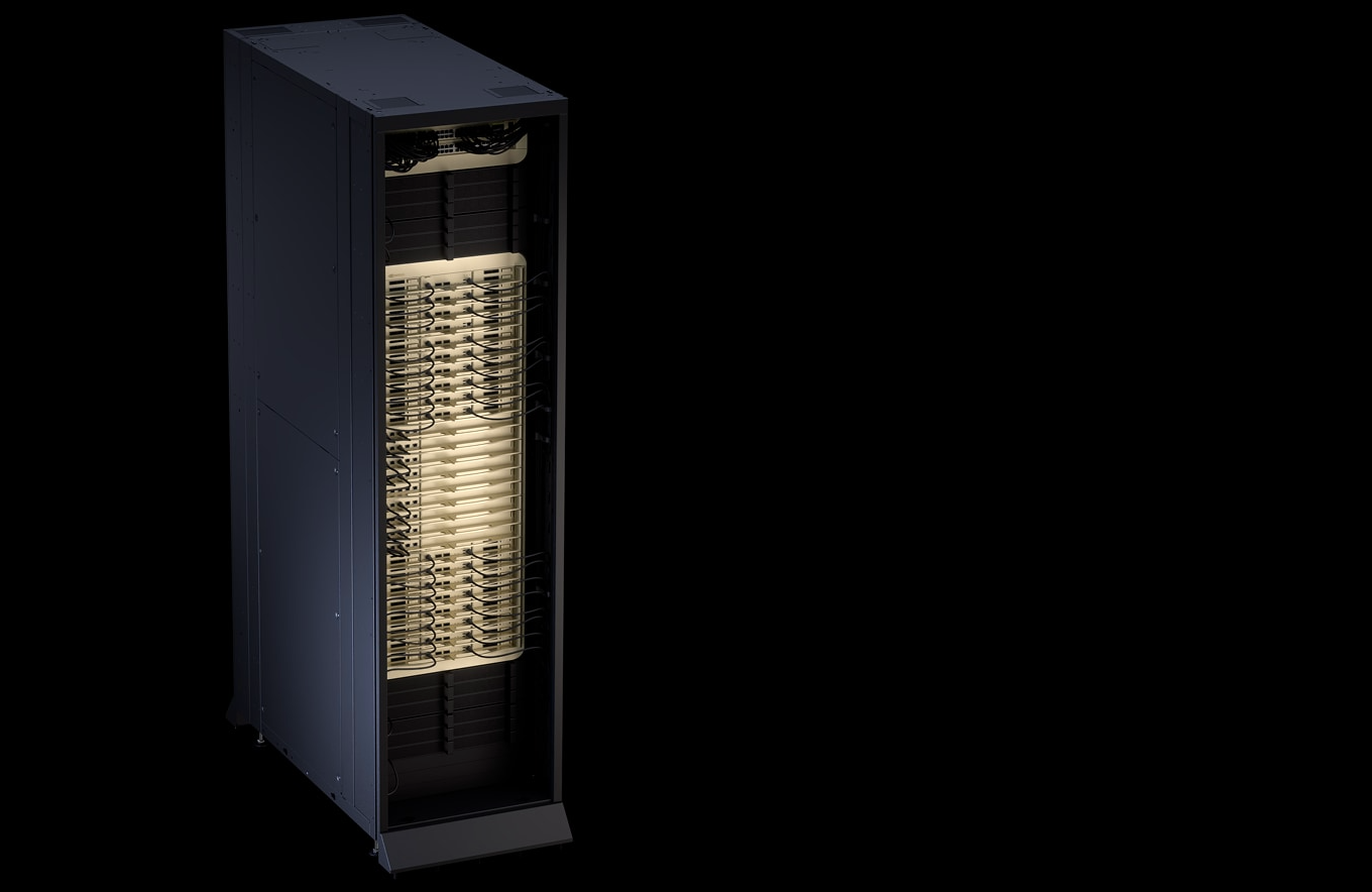 Задняя часть серверной стойки NVIDIA Vera Rubin™ NVL72 с системой интерконнекта.
