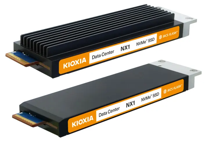 Два промышленных накопителя Kioxia Data Center NX1 NVMe SSD: верхний с ребристым черным радиатором охлаждения, нижний с гладким металлическим корпусом.