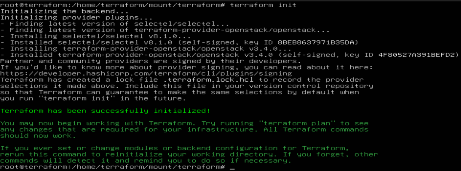 Скриншот выполнения команды terraform init с успешным завершением инициализации провайдеров.