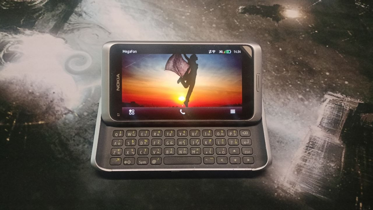 Слайдер с физической QWERTY-клавиатурой — это диковинка в 2026 году.