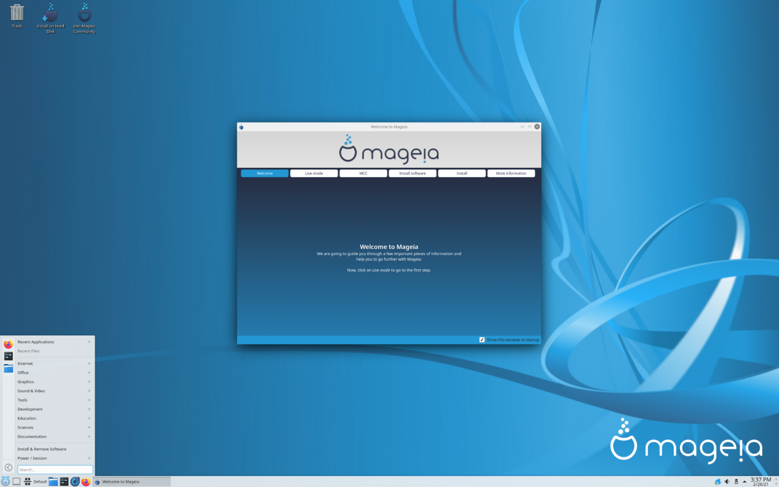 Интерфейс рабочего стола операционной системы Mageia с окном приветствия.