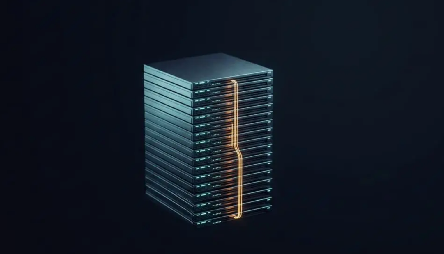 Минималистичный 3D-рендеринг вертикальной стопки из тонких серверных корпусов темно-серого цвета, расположенных под углом. По передней панели стека вертикально проходит тонкая светящаяся линия оранжевого цвета. Весь объект изолирован на сплошном черном фоне.