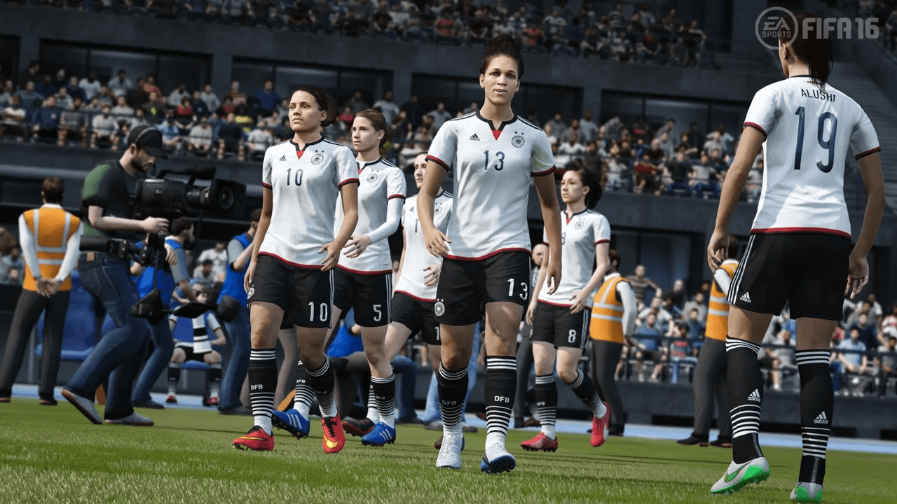 Источник Скриншот FIFA 16 с женскими игроками.