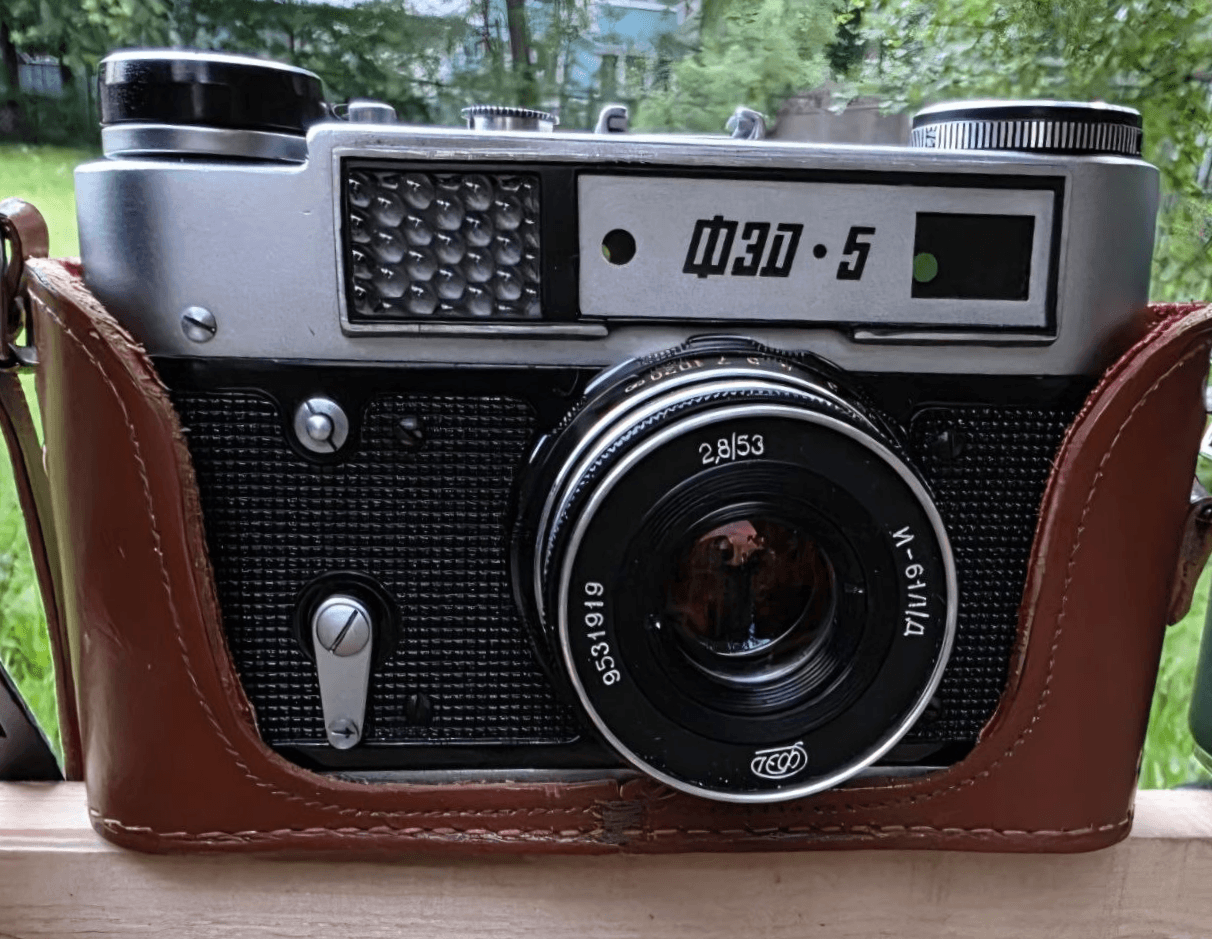 Дальномерный советский фотоаппарат «ФЭД-5» в чехле.