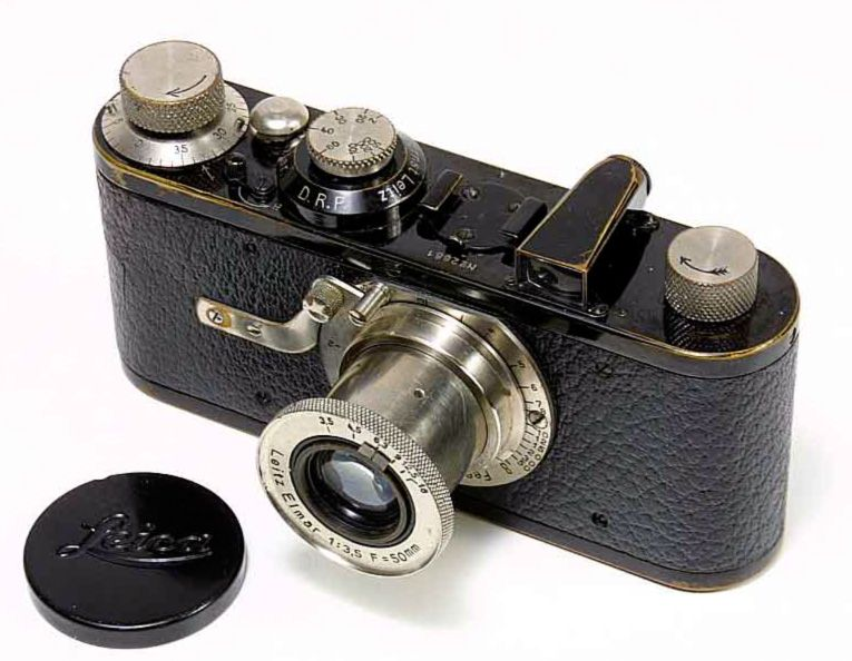 Ранняя 35-мм пленочная камера Leica I с объективом Leitz Elmar.