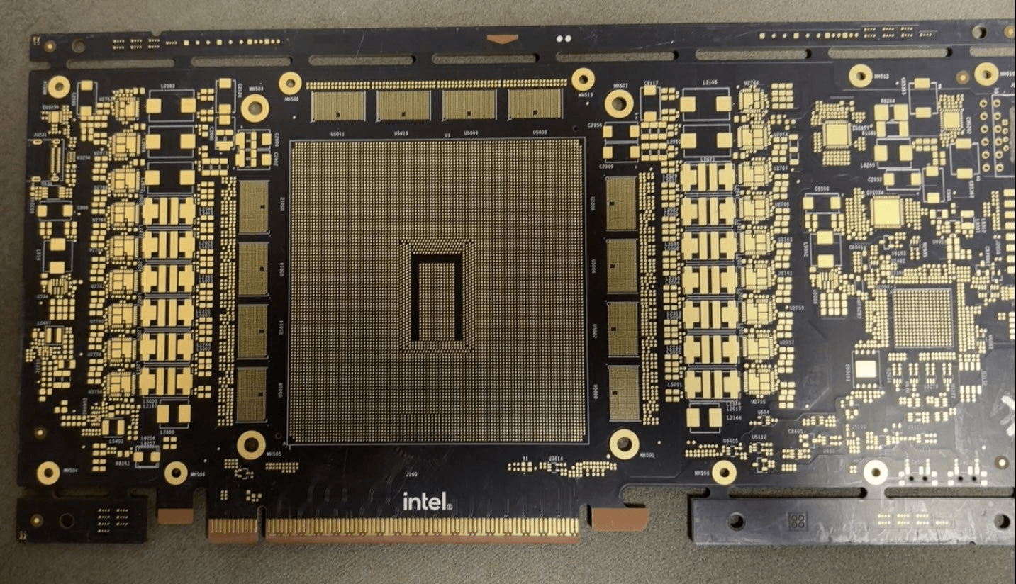 Черная печатная плата (PCB) серверного ускорителя Intel с крупным квадратным посадочным местом под чип по центру, окруженным множеством золотистых контактных площадок, дорожек и электронных компонентов. В нижней части платы нанесен белый логотип Intel рядом с интерфейсным разъемом.