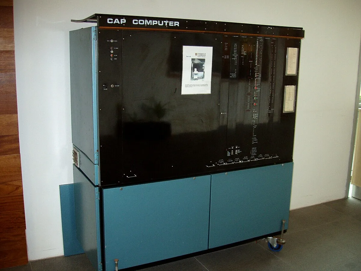 Крупный винтажный компьютер CAP Computer в черном корпусе.