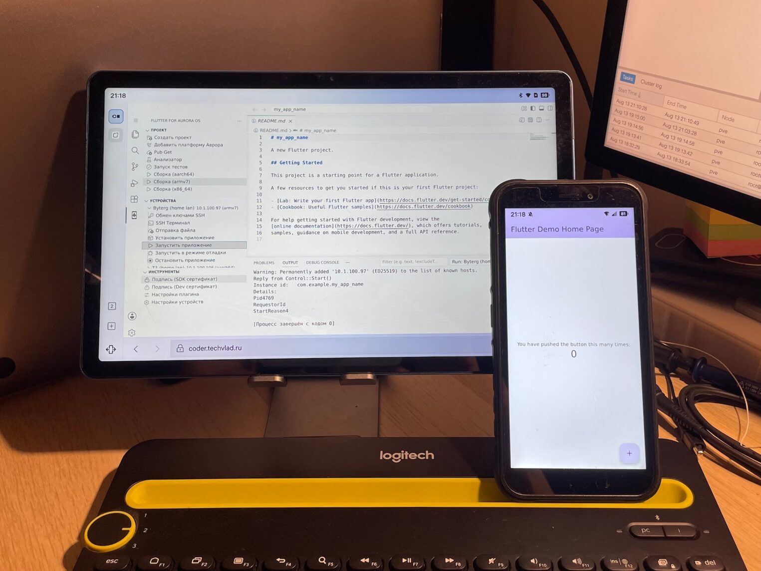 Планшет с открытым Coder и смартфон с Flutter-приложением.