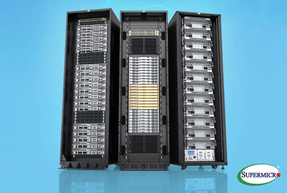 Три серверные стойки Supermicro, заполненные стоечными серверами и коммутаторами, на голубом фоне с логотипом бренда.