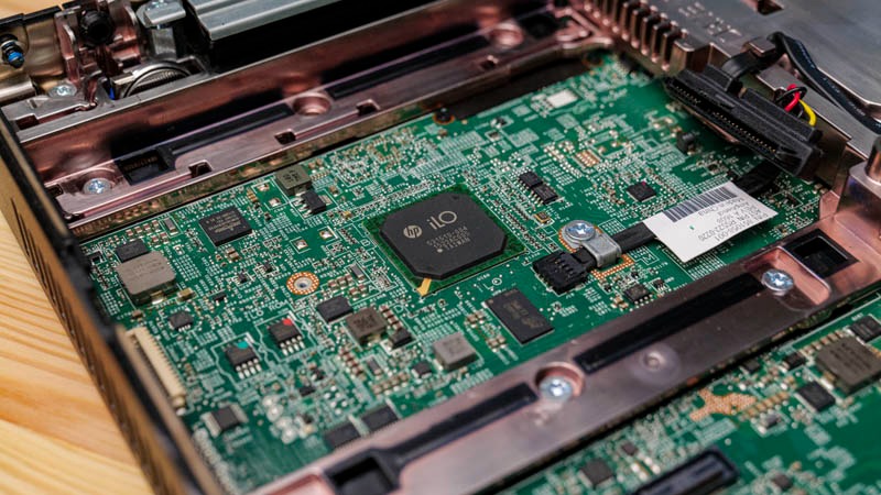 BMC-контроллер HPE iLO на материнской плате сервера.