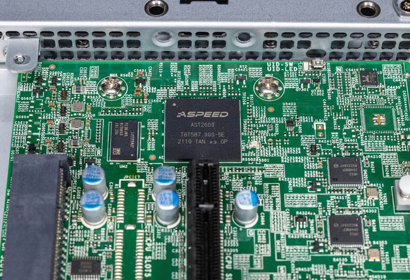 BMC-контроллер Aspeed AST2600 на материнской плате сервера.