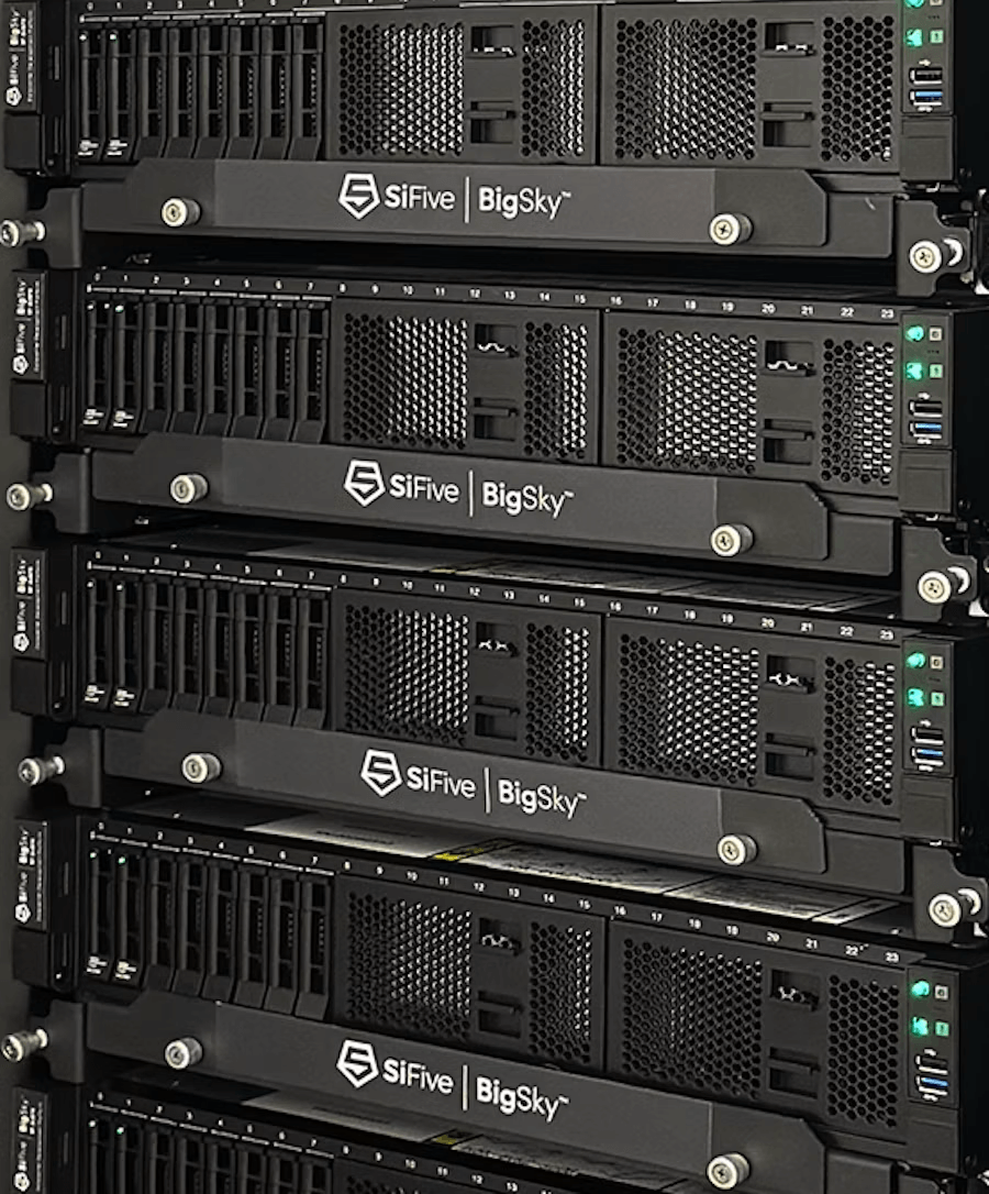 Крупный план нескольких стоечных серверов SiFive BigSky RISC-V, установленных в серверную стойку дата-центра.