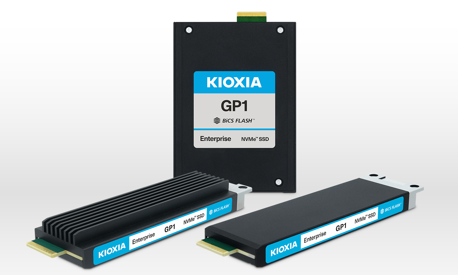 Три корпоративных накопителя Kioxia GP1 Enterprise NVMe SSD BiCS FLASH в различных форм-факторах на светлом фоне.