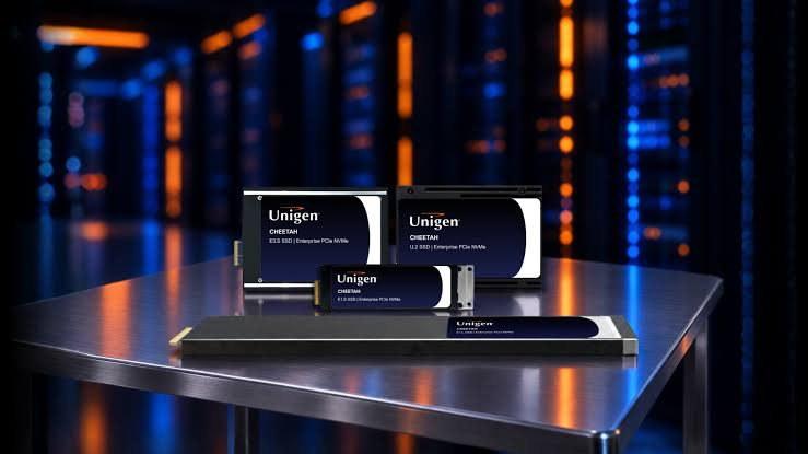 Линейка корпоративных твердотельных накопителей Unigen Cheetah NVMe PCIe SSD в различных форм-факторах (E3.S, U.2, E1.S и E1.L) на фоне серверной стойки в дата-центре.