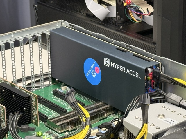 Двухслотовый ИИ-ускоритель HyperAccel Bertha 500, установленный в PCIe-слот материнской платы на тестовом стенде в серверном корпусе.