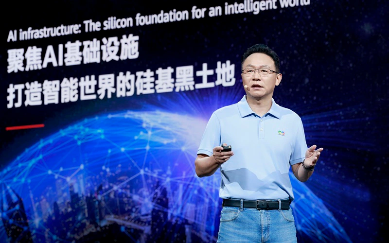 Презентация дорожной карты ИИ-ускорителей Huawei Ascend на ежегодной конференции Huawei Connect. Спикер выступает на фоне экрана с надписью «AI infrastructure: The silicon foundation for an intelligent world».