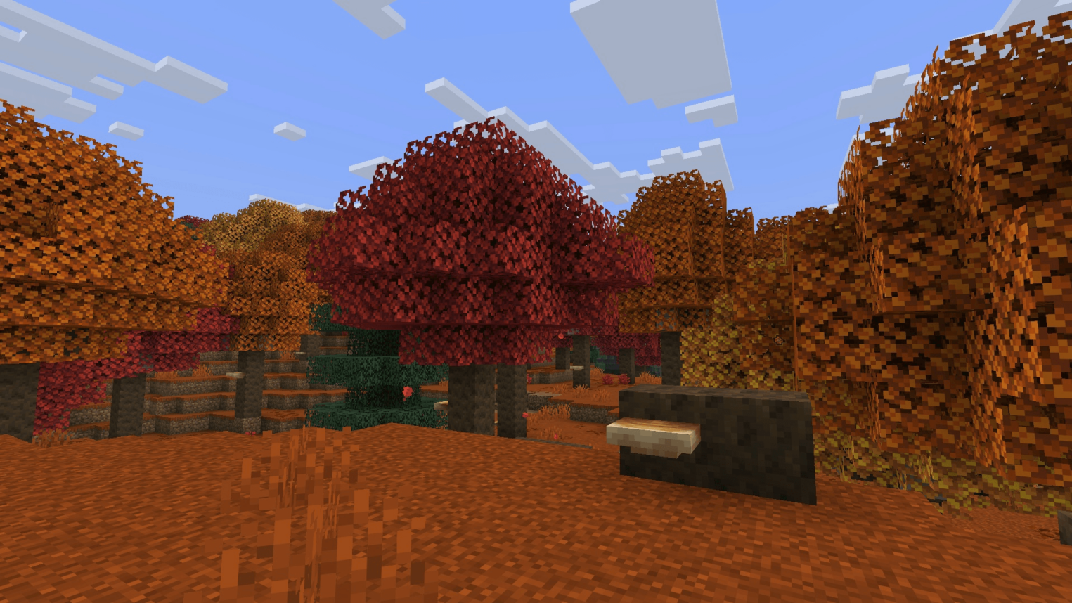 Осенний лес в Minecraft с красными и желтыми деревьями.
